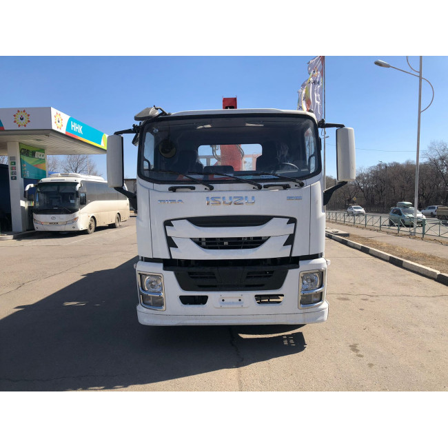 ISUZU GIGA 4x2 flatbed truck with a 7-ton crane, 205 hp.